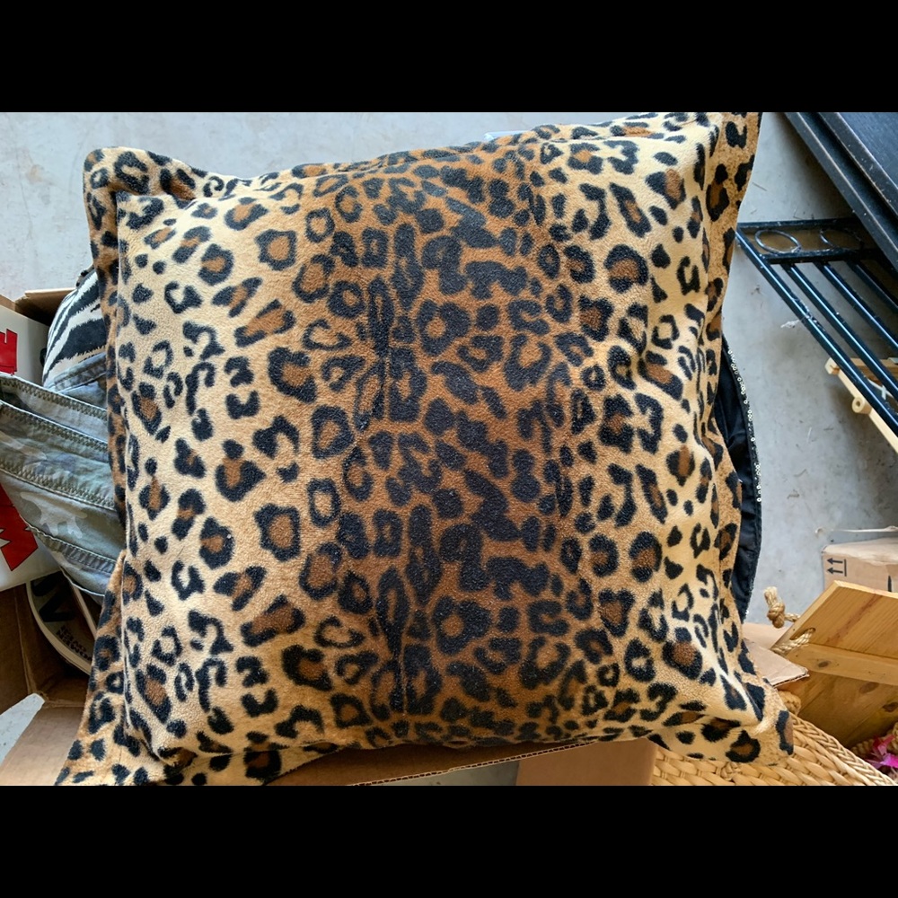 Leopard decorative pillow